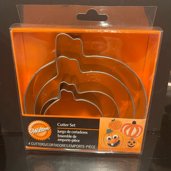 Wilton Halloween SET Cookie Cutter Set of 18, 3 Stencils, 4 Graduating Pumpkins! - Picture 2 of 9